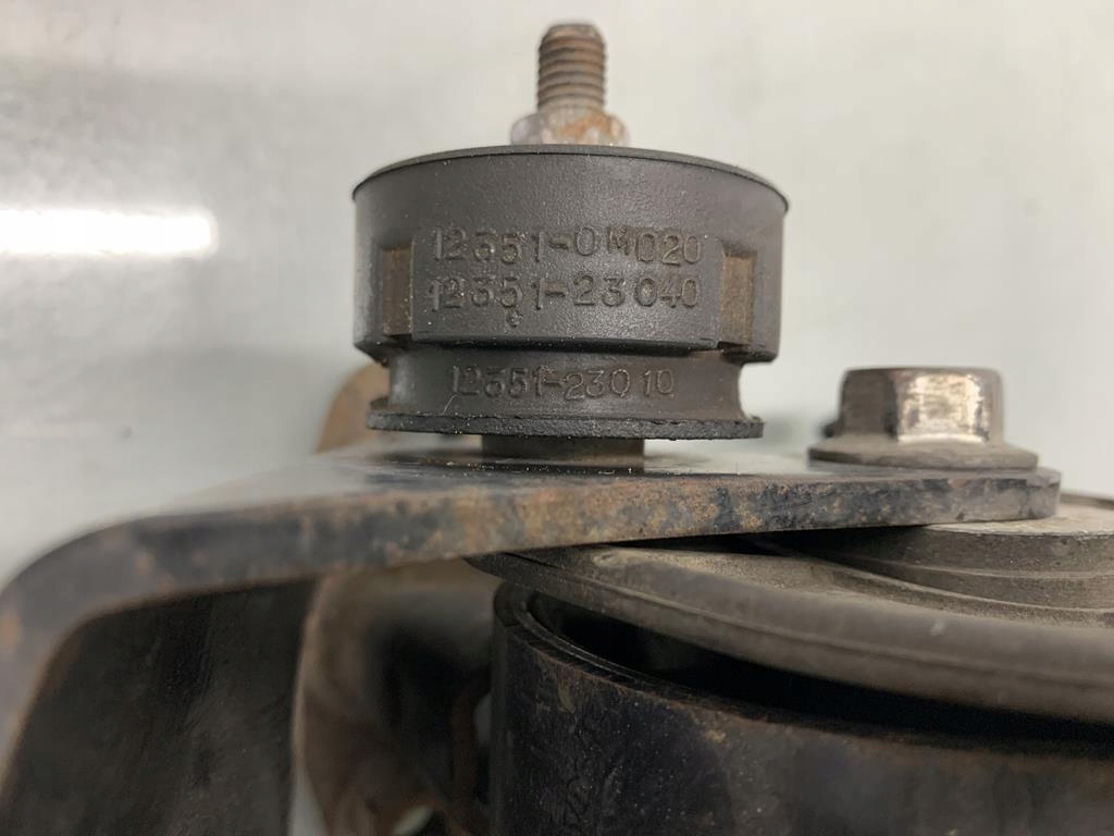 Подушка двигуна lexus nx300m 2.5 i гібрид 16 r 1235123040 в Україні