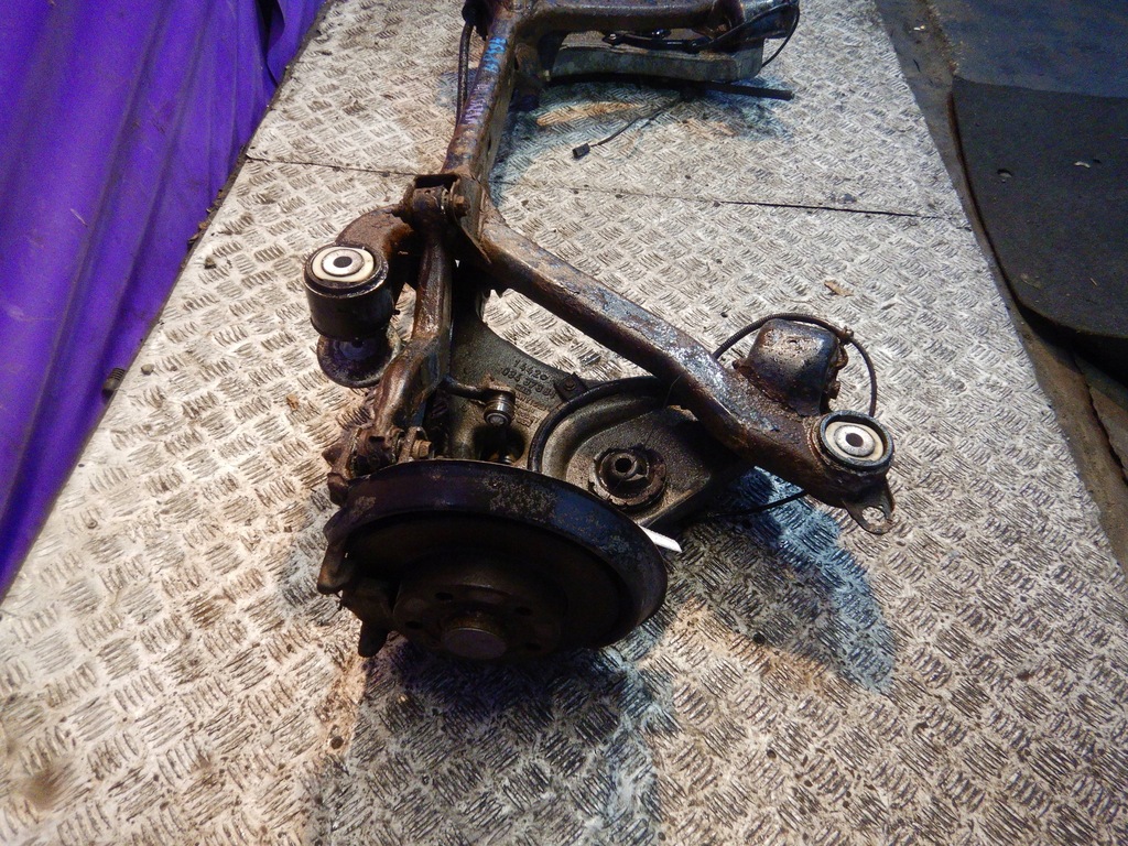 фото №4, Audi a4 b7 04- kombi підрамник поперечина задня oś задня