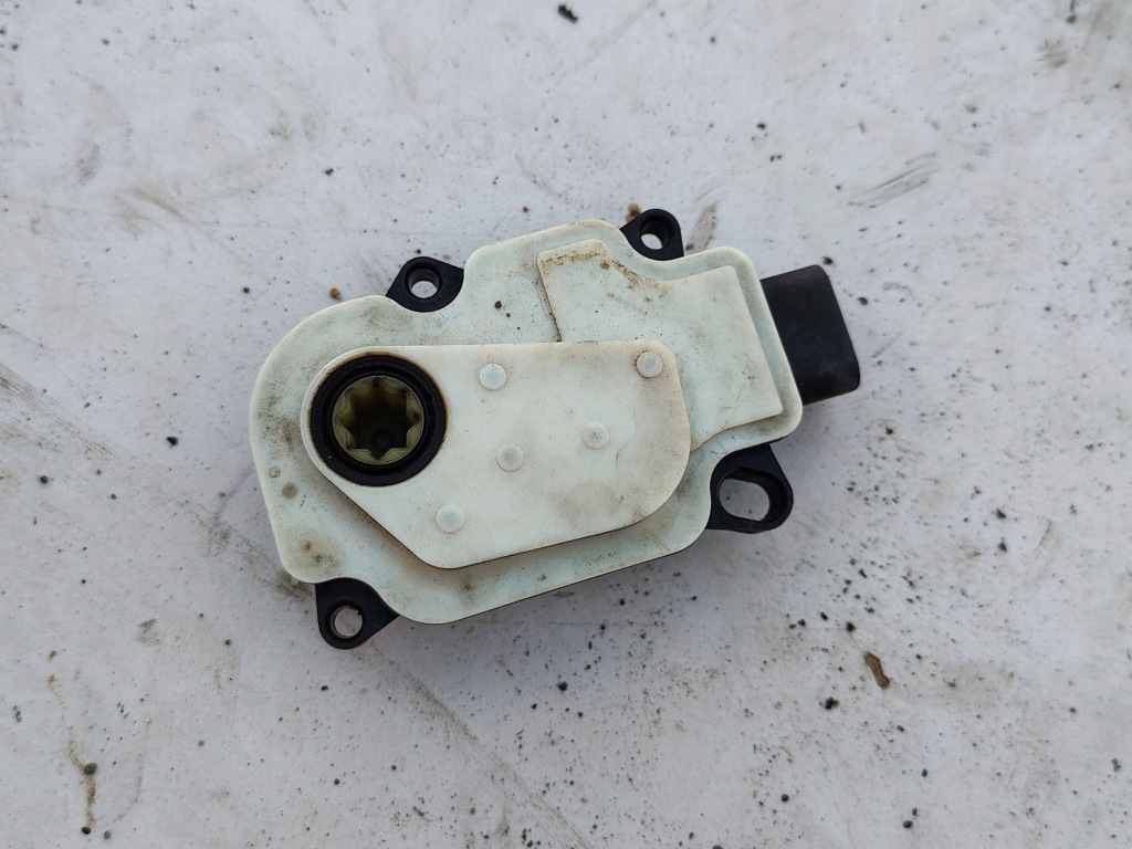 Купити Моторчик жалюзі шторка 110485401 tesla model s