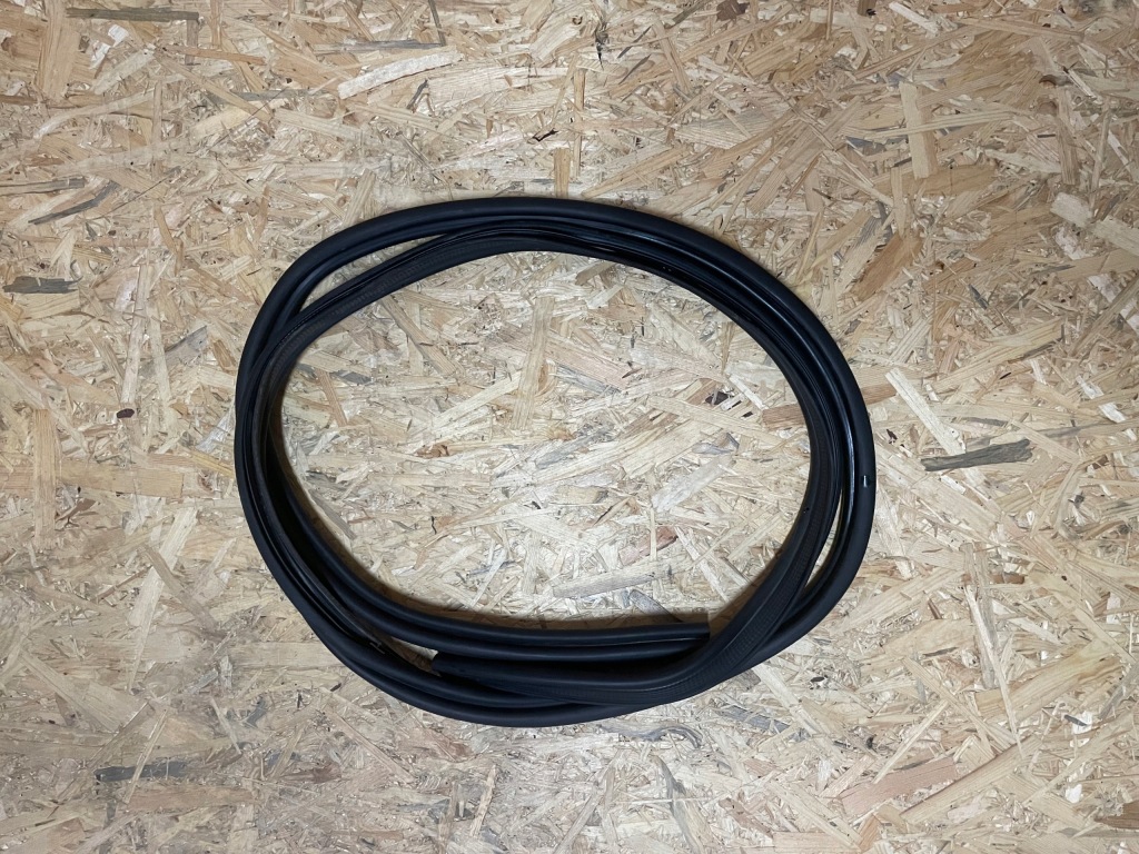 фото №1, Прокладка кузовная крышки багажника задняя задняя dacia sandero i 1