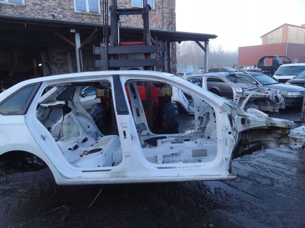 фото №1, Skoda rapid spaceback 14 порог блок двигателя средний правая сторона kod koloru lf9e