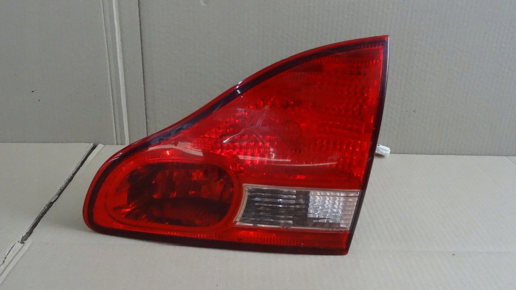 фото №3, Toyota avensis verso t22 лампа крышки правый задняя