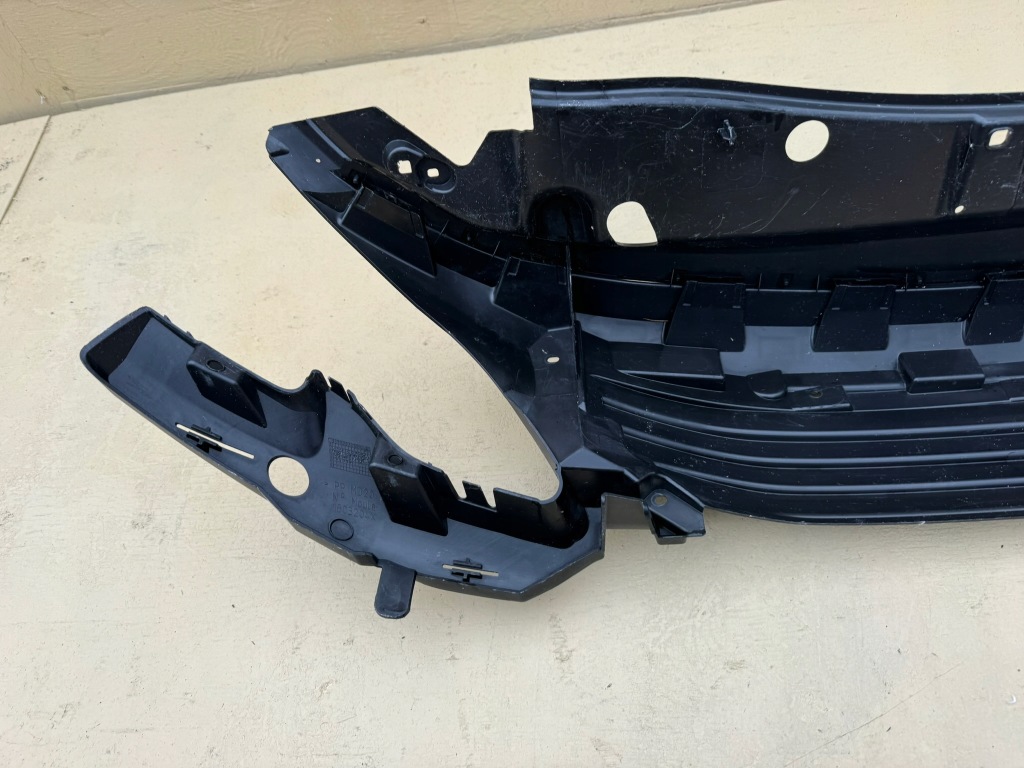 Peugeot 2008 1 lift 16-19 решітка радіатора решітка радіатора бампера перед підсилювач 1803204x в Україні