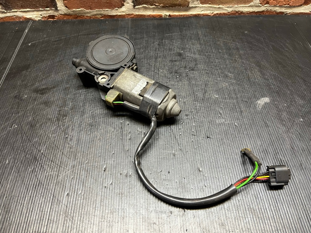 Купити Mercedes r129 моторчик скло правий 0130821329