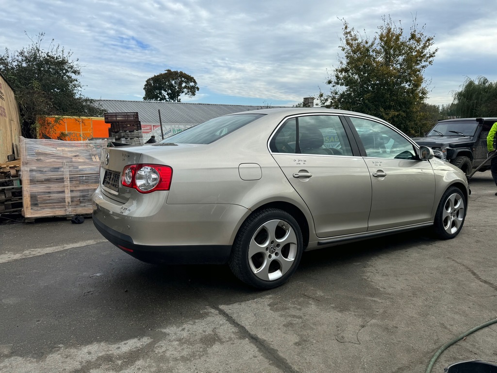 фото №8, Volkswagen jetta лампа права задня правий задня з крила sedan