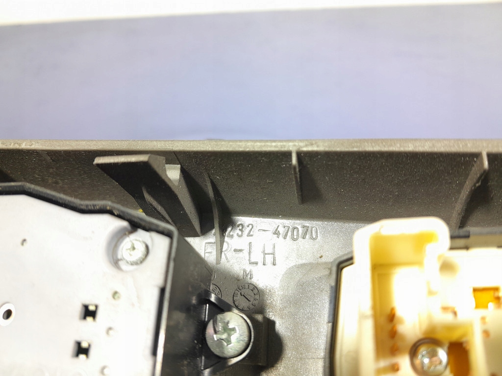 фото №9, Toyota prius ii 03- перемикач вікон перед передній лівий 84820-47050