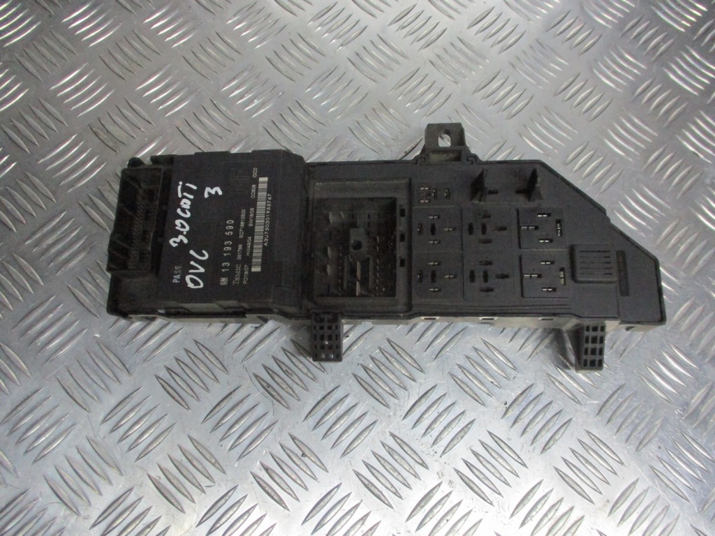 Купити Коробка запобіжників opel vectra c 3.0 cdti 13193590