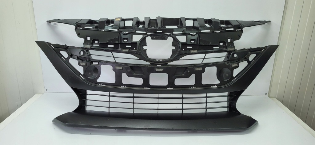 Toyota prius plug in 17-19 решітка бампера підсилювач бампер 53111-47260 Недорого