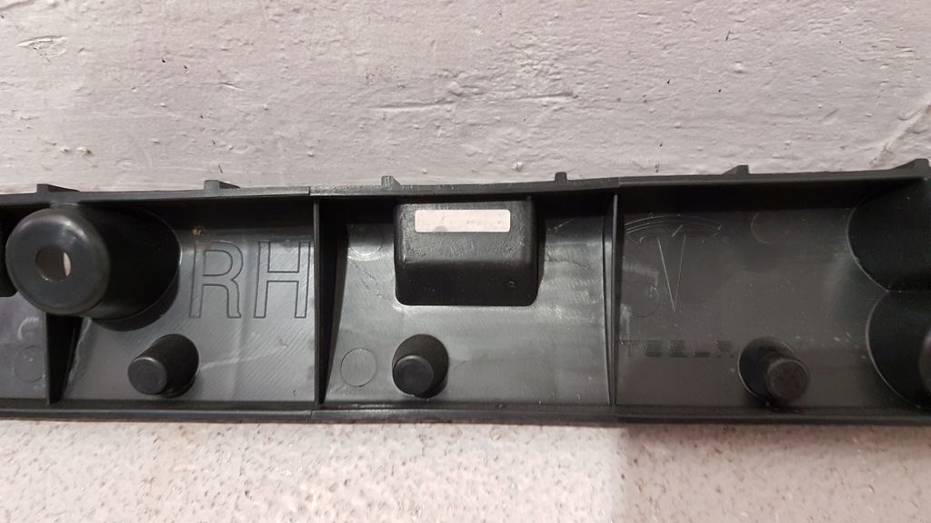 фото №9, Напрямна кронштейн накладки порога праве tesla x