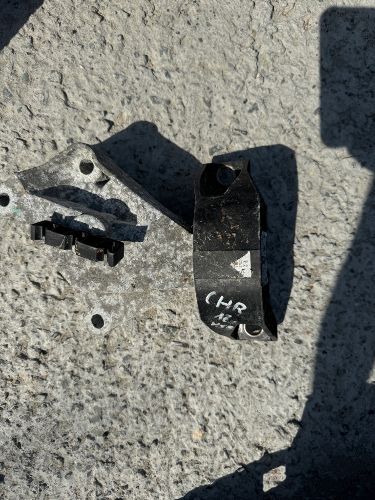 фото №1, Подушка кронштейн toyota chr гибрид 18r.