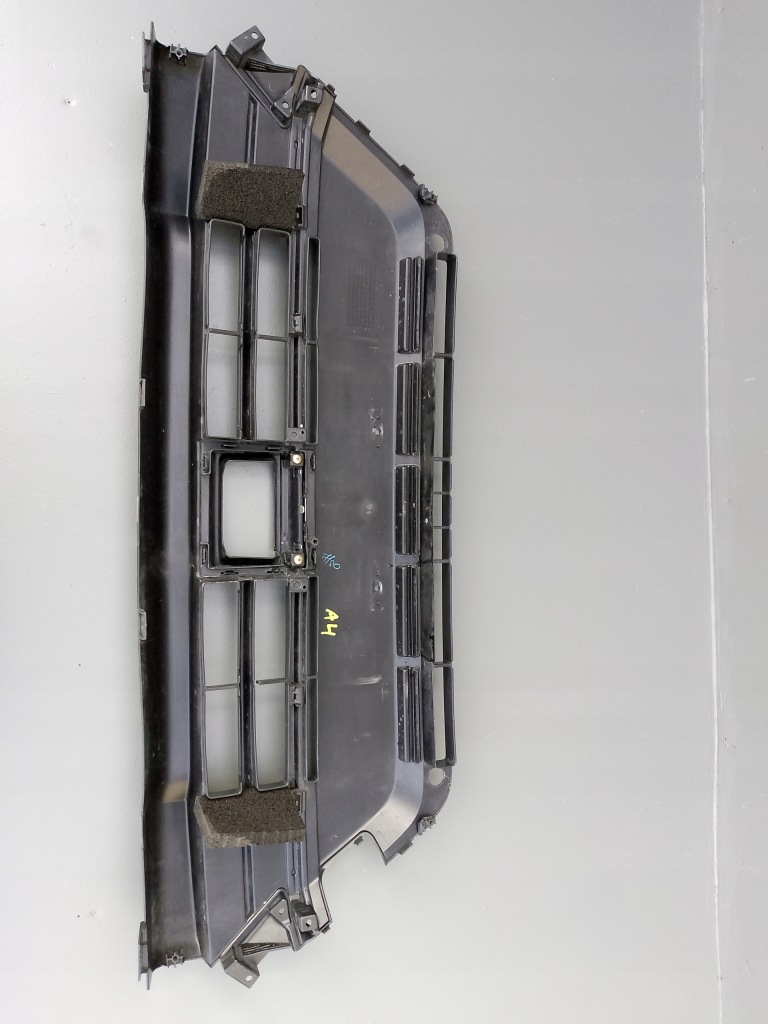 Suzuki vitara iii 3 lift 2018- решётка бампера средняя перед 71721-86r = в Украине