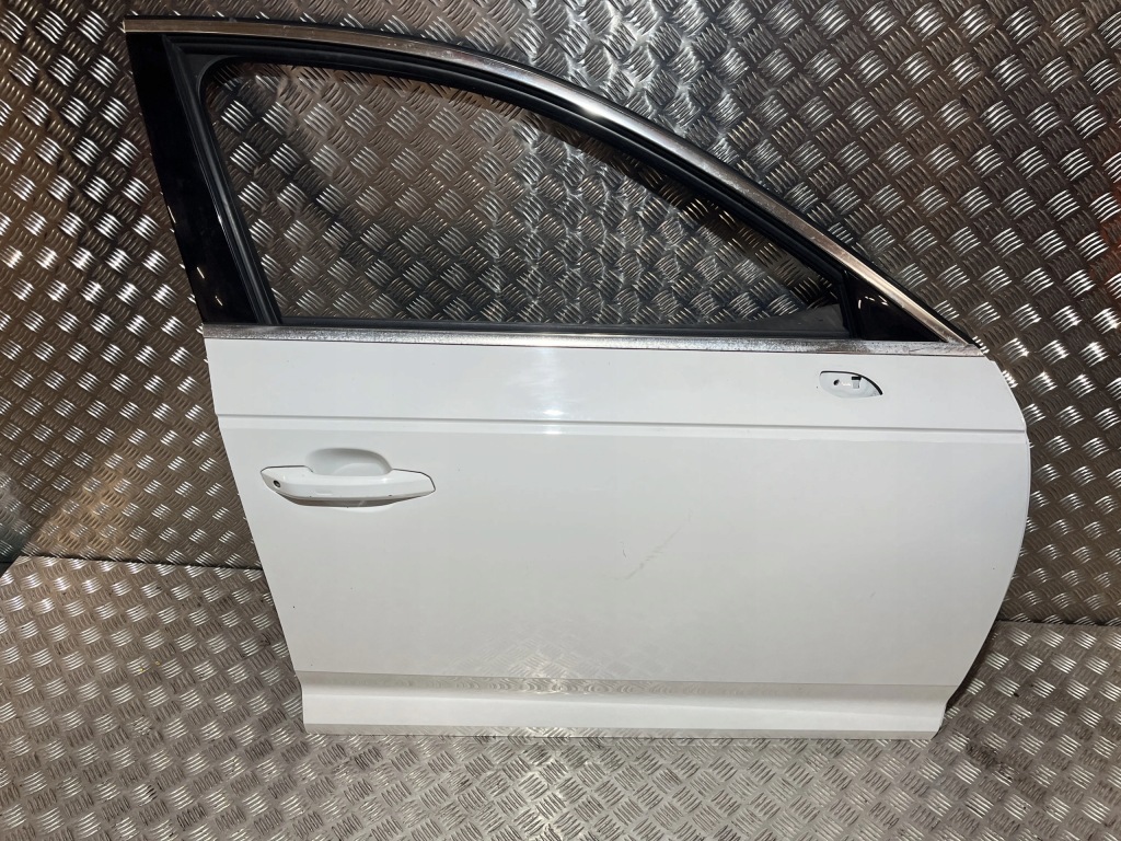 Купити Двері перед передні праве audi a4 b9 15- ly9c