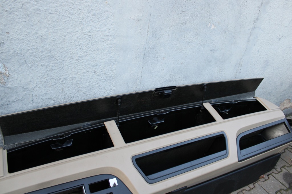 фото №11, Mercedes actros mp4 приборная панель верхний полка бардачок козырьки солнечные streamspace