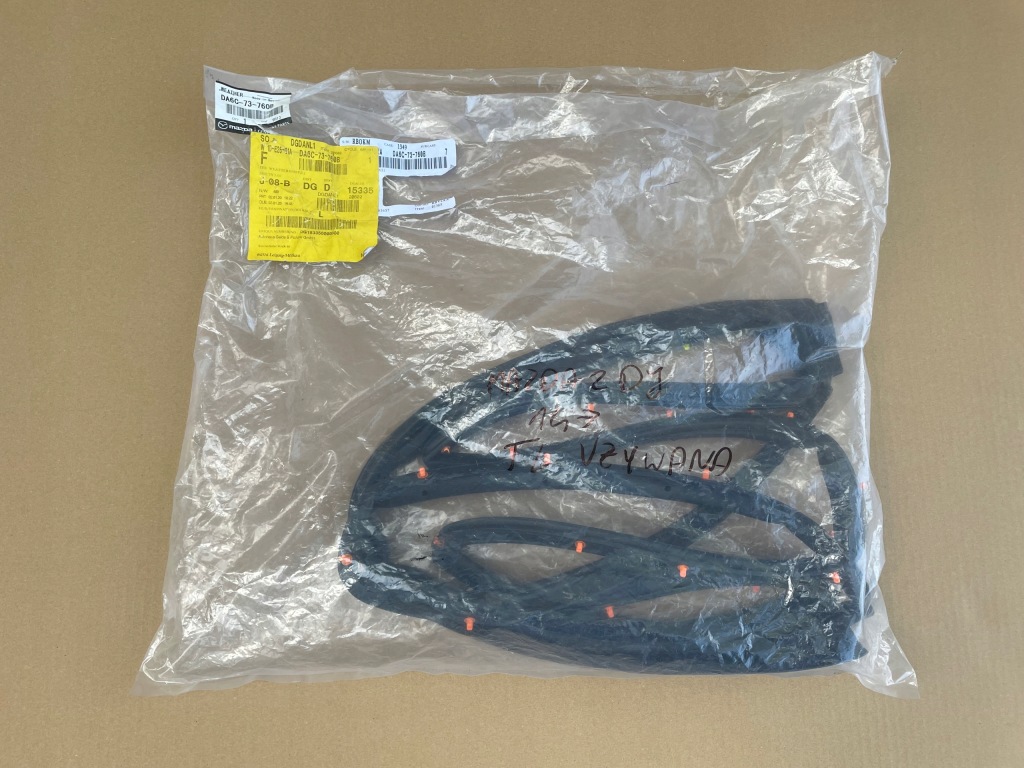 фото №3, Mazda 2 dj 2014 прокладка na задние левая дверь оригинал