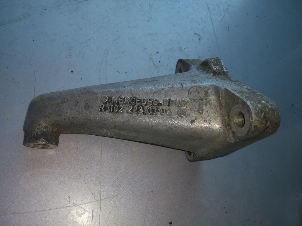 Купить Mercedes w123 кронштейн двигателя r1022230304
