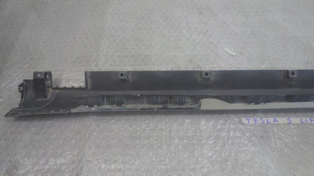 Купити Tesla model s рестайлінг  накладка молдинг поріг права 6005875-00-j