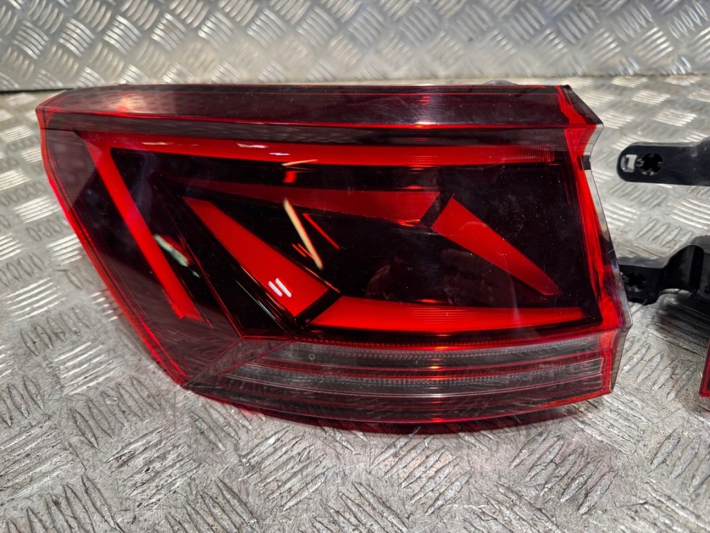 Купити Фара задня ліва задні ліве vw touareg 3 3 760 рестайлінг  fl 760945207d 24r