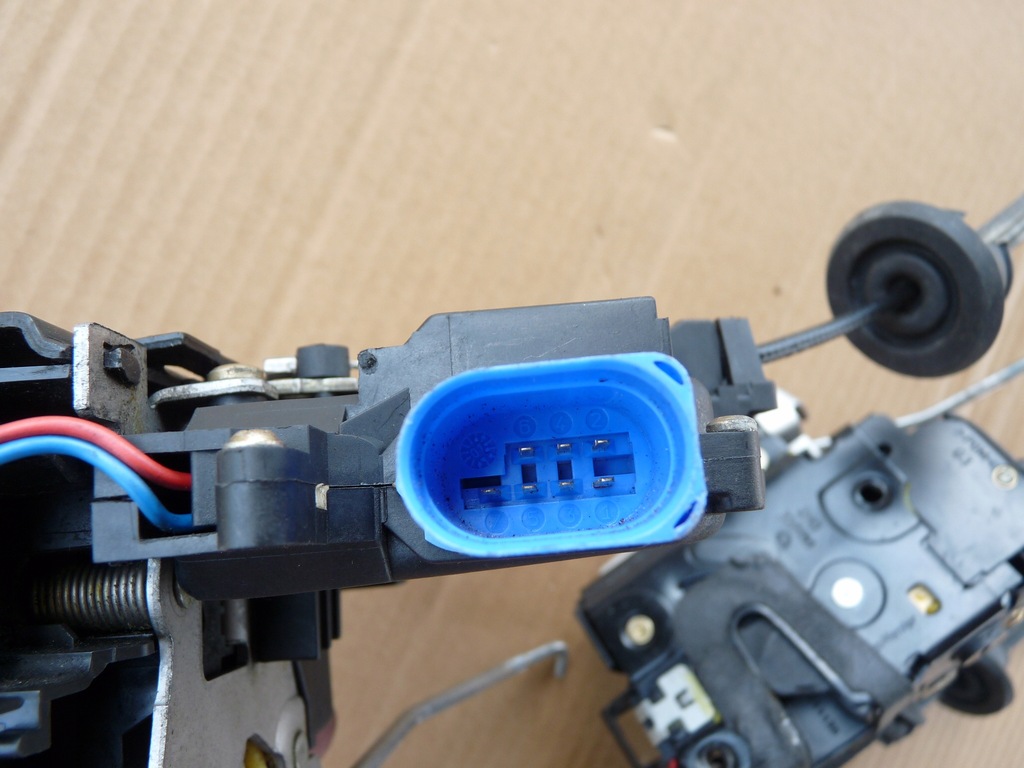 фото №8, Audi a8 d3 замок двері лівий задня 4e0839015 7 pin