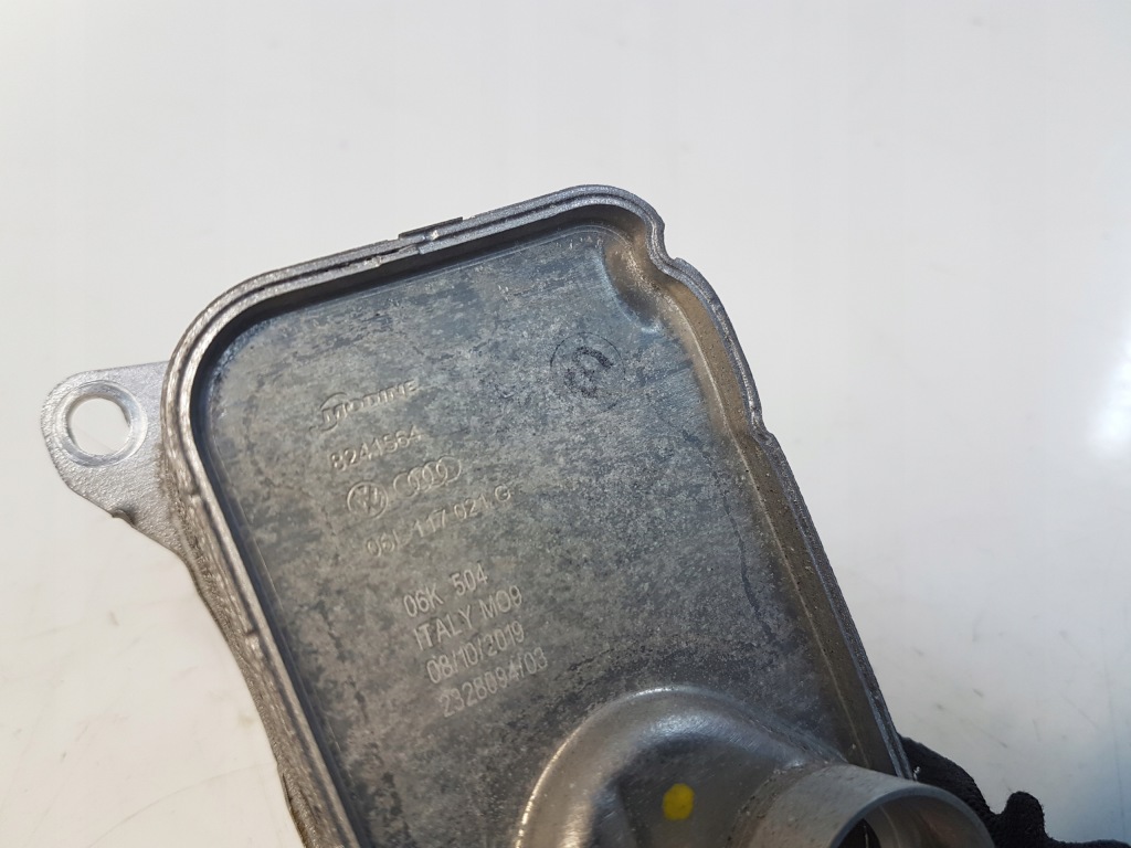 Macan рестайлинг  95b 2.0tfsi радиатор масла 06l117021g Киев