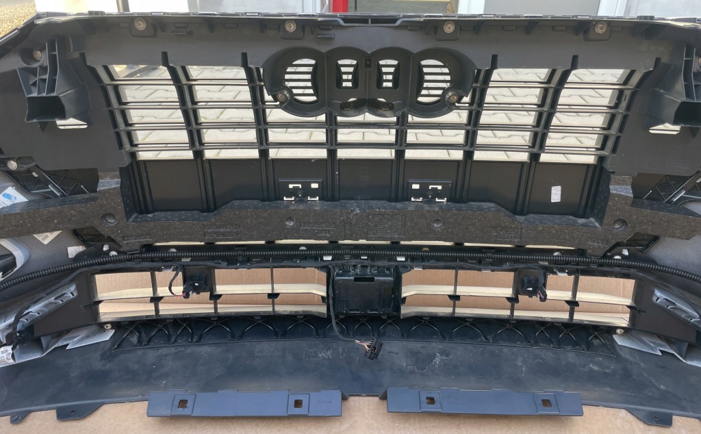 Бампер audi q3 рестайлинг  83a w цвет ls9r pdcx4 bez покраска ideał Цена