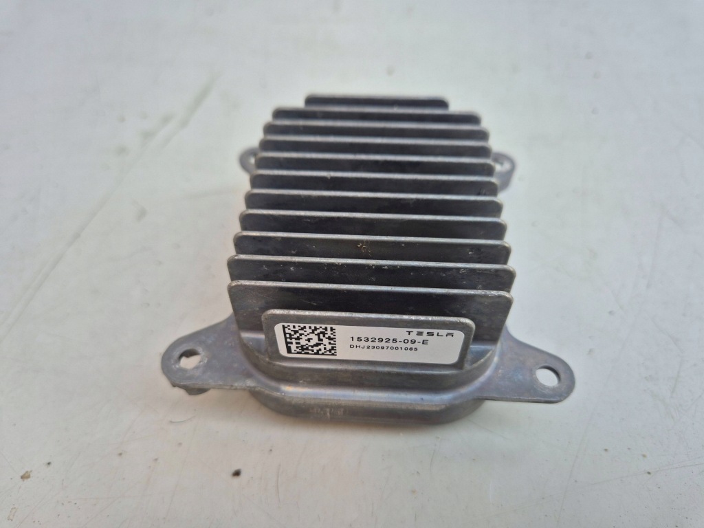Купить Tesla 3 y рестайлинг  преобразователь модуль led 1532925-09-e оригинал