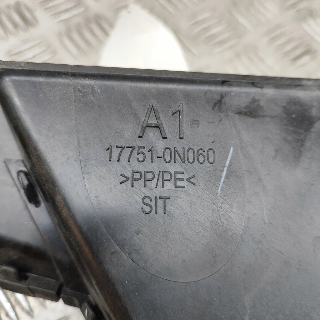 фото №7, Toyota auris e180 2013 часть трубы впуска воздуха