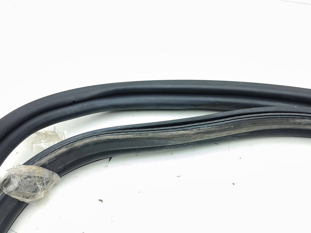 фото №8, Porsche 911 996 2001 прокладка кришки багажника