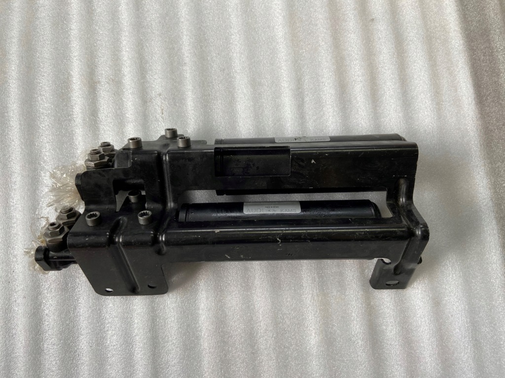 фото №1, Центральный клапан подвеска rs4 b8 8k0616813b