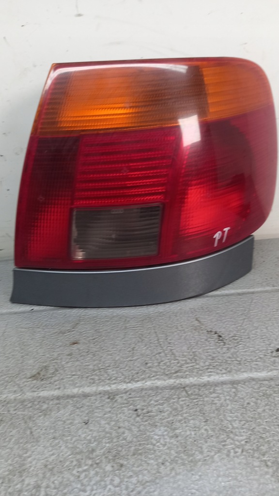 Купити Лампа права задня audi a4 b5 96r sedan