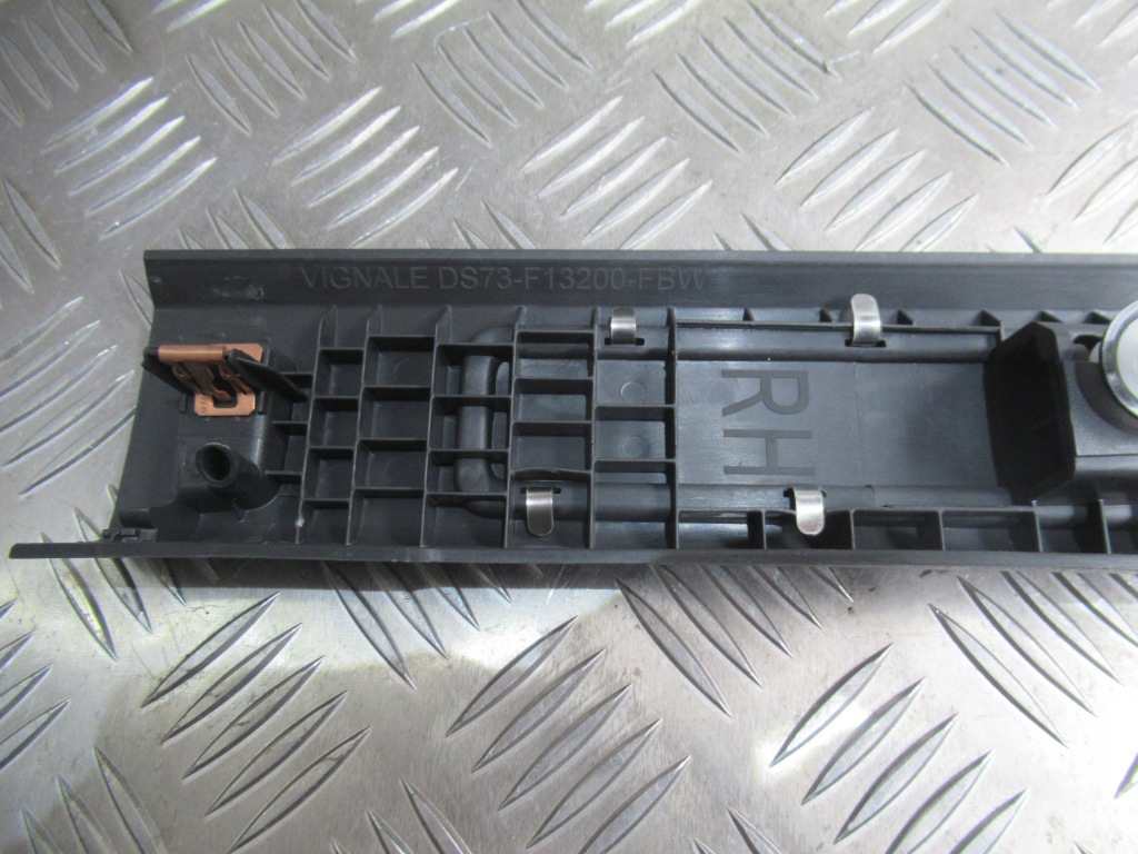 Купити Ford mondeo mk5 накладка поріг права ліва перед ds73-f13200 ds73-f13201