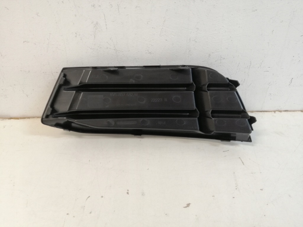 Ґрати заглушки бампера audi a3 16- 20 8v5 sedan Недорого