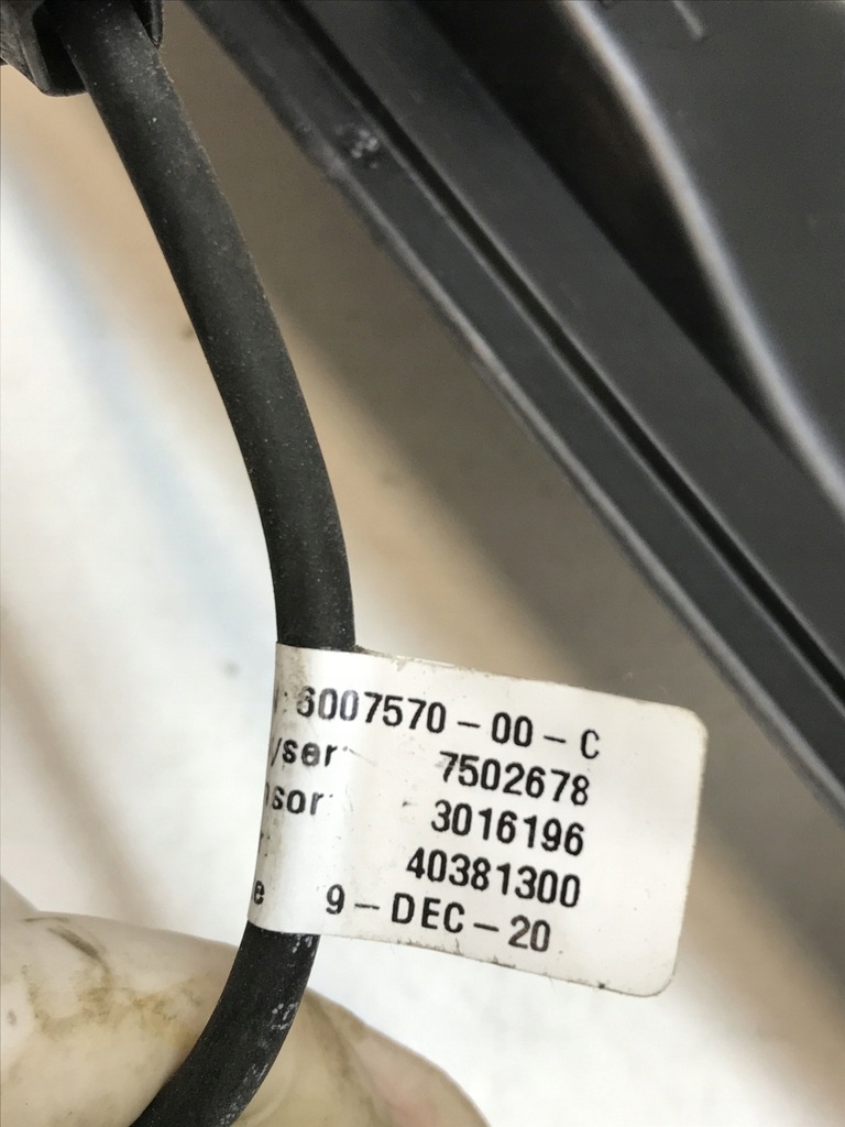 фото №10, Tesla s правая молдинг датчик доводчик крышки 6007570-00