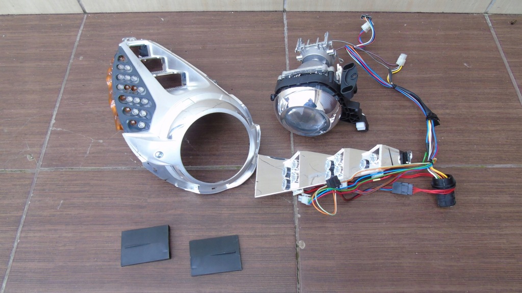 фото №1, Отражатель ксенон led правый california 08-13