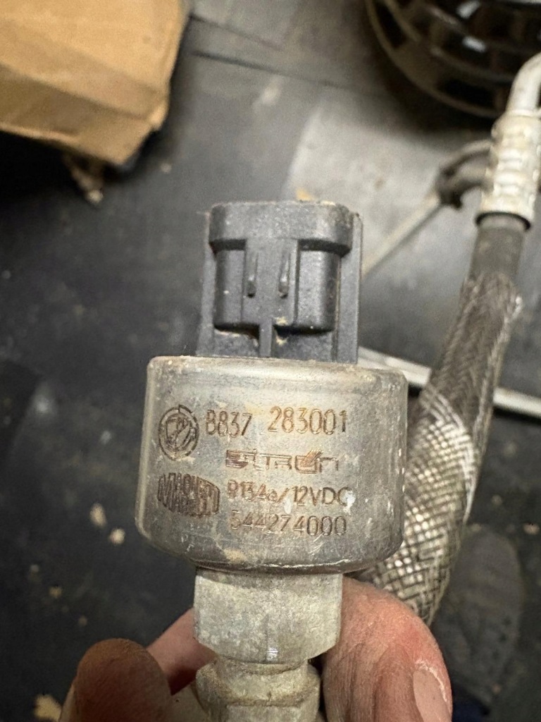 Alfa romeo 147 шланг кондиціонера 46767659 трубки електропроводка кондиціонера Недорого