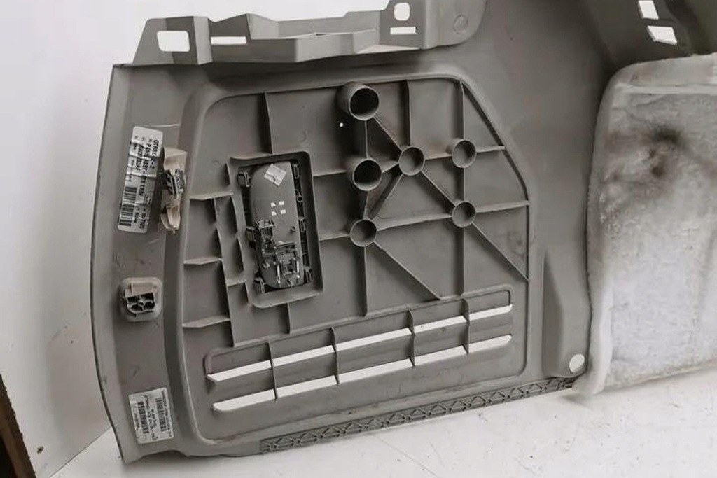 фото №10, Права оббивка багажника chrysler grand voyager v rt 1hw38ees3af 2.8l