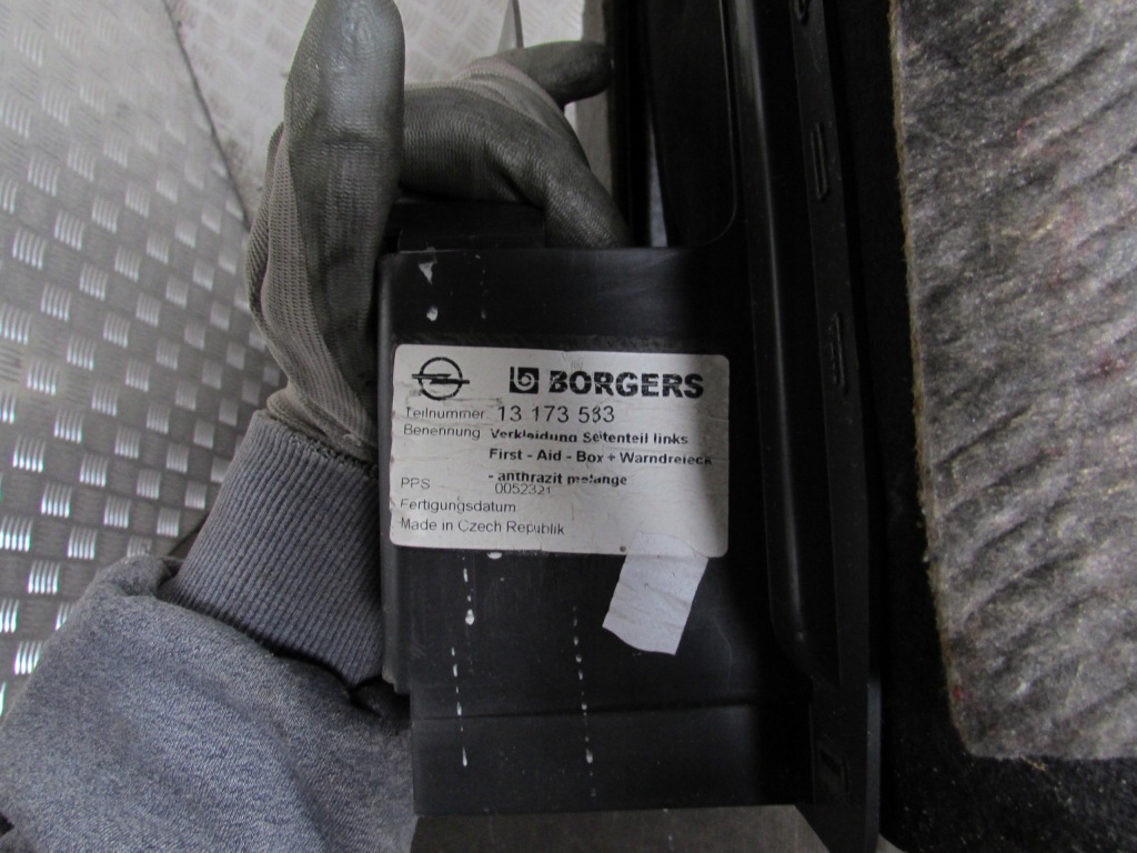 Купити Обшивка багажника лівий задній opel vectra c 05-08r універсал 13173583