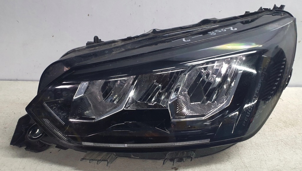 Купити Peugeot 208 2019- фара фара ліва led