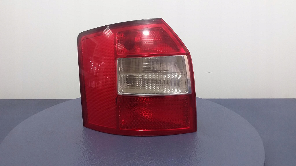 фото №1, Audi a4 b6 kombi лампа задняя левая наружная 8e9945095