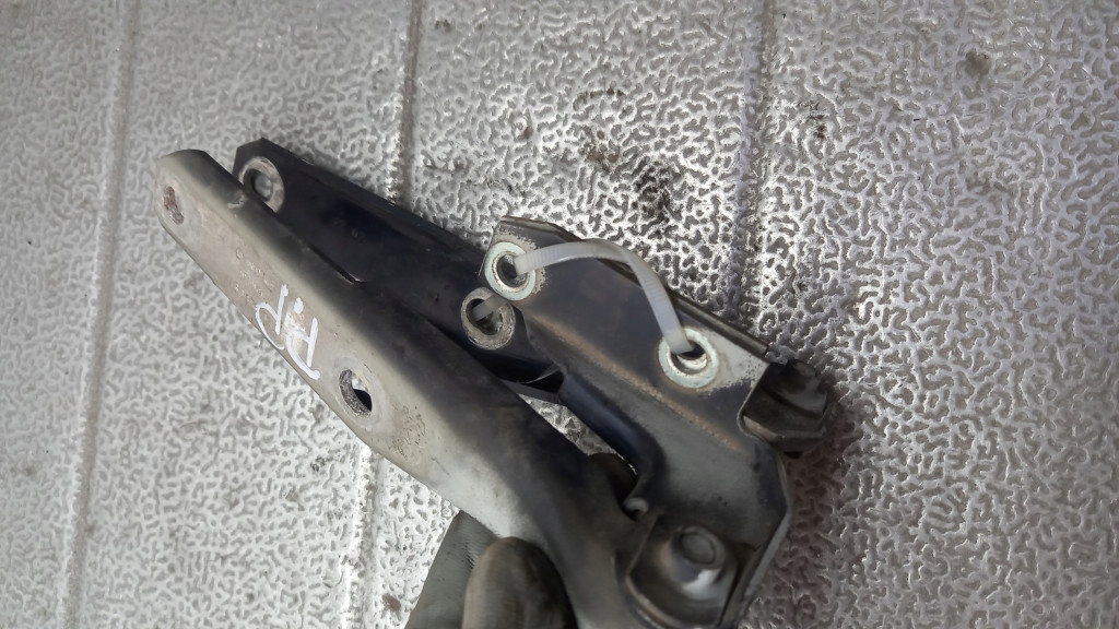 фото №6, Петля капот audi a6 c5 2.4b 02r sedan 4b0823302d
