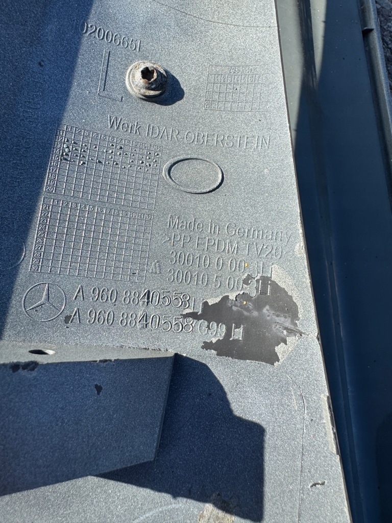 Захист вітровик лампи ліва mercedes actros mp 4 mp 5 a9608840558 в Україні