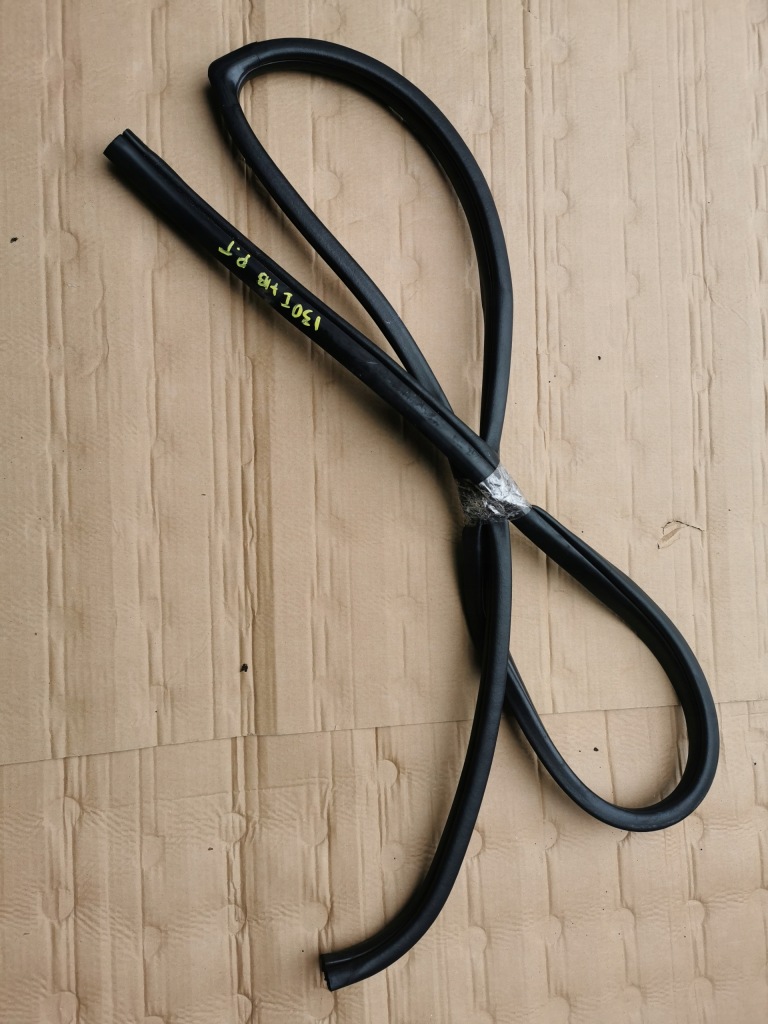 фото №1, Hyundai i30 i прокладка дверь правая задняя hb