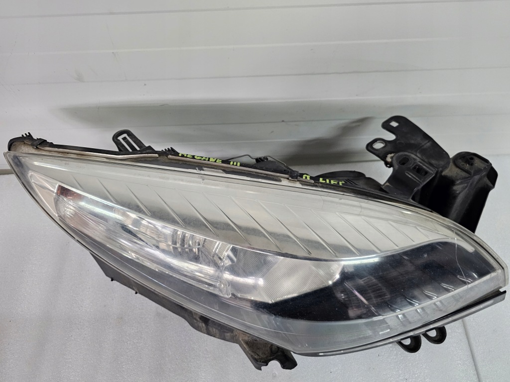 Фара передня правий renault megane 3 рестайлінг  led Зі Шроту