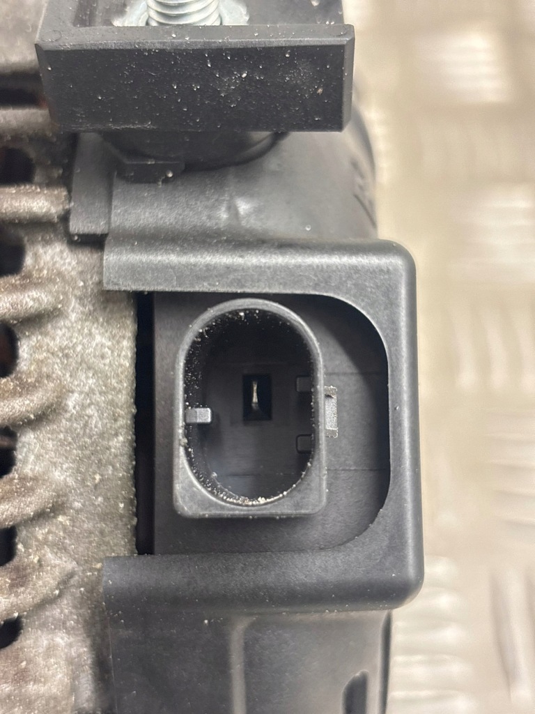 фото №6, Bmw 2 f46 2016 генератор