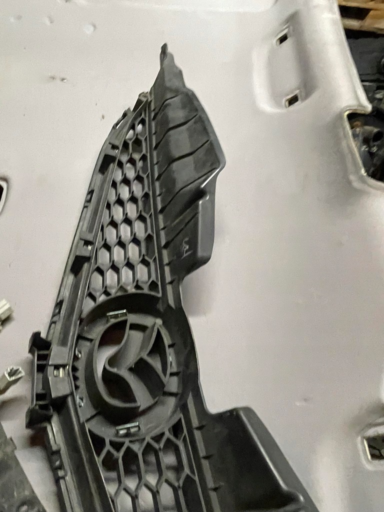 фото №1, ____mazda 6 i __02-08 ____решётка радиатора __решётка радиатора ___бампера____