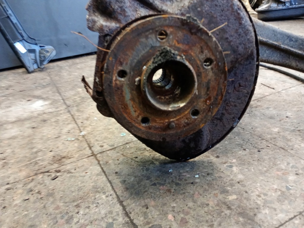 Рычаг нижний левый задний  mercedes w123 sedan Цена