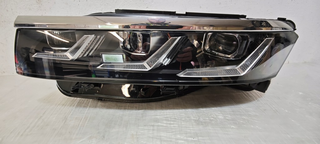 Купити Фара перед ліве volkswagen vw touareg 761 iq.light