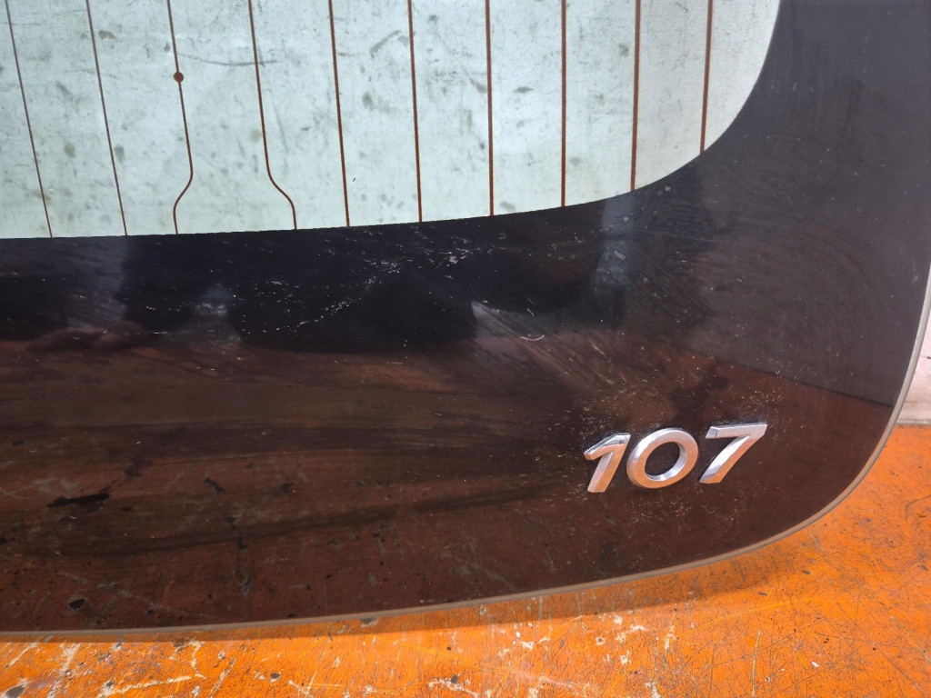Peugeot 107 05-08 hb 5d скло задня задній Зі Шроту