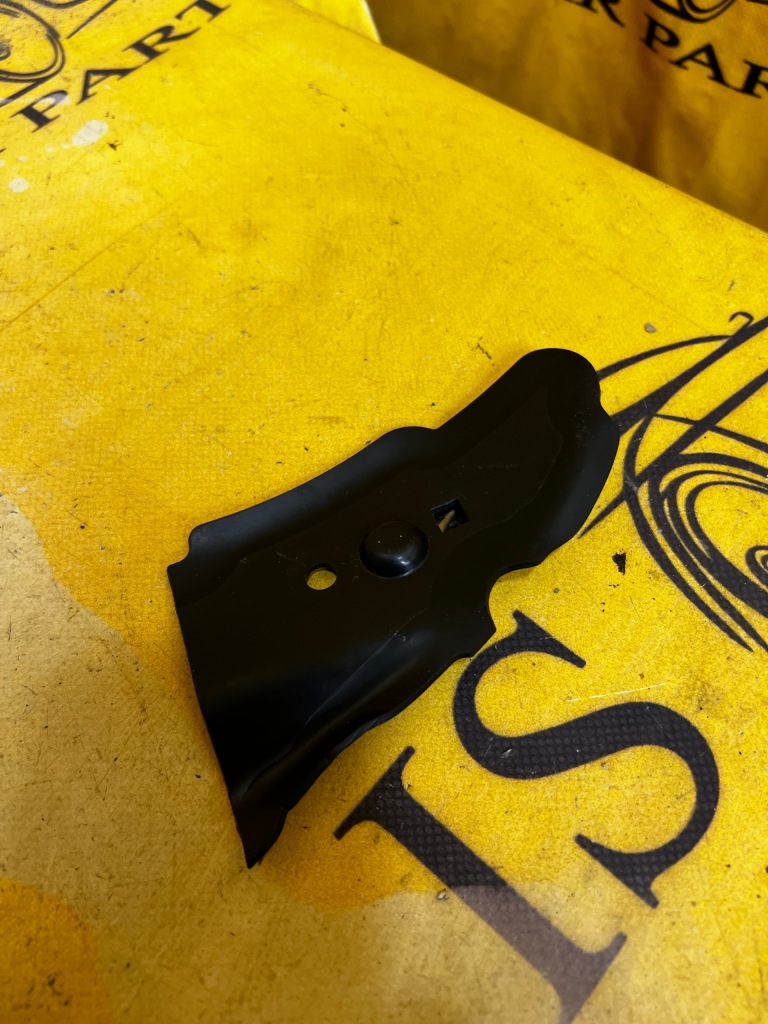 фото №1, Кронштейн кронштейн крила правий lr range rover evoque ii l551