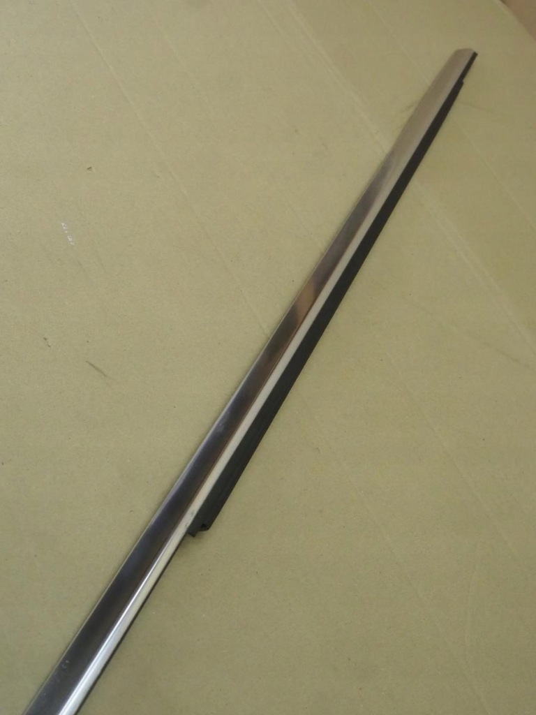 фото №13, Mercedes w246 молдинг ущільнювач скло правий перед 2467250282