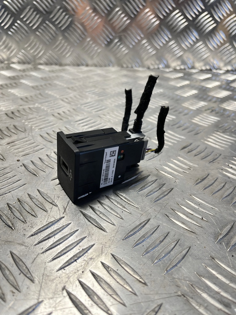 фото №1, Ganizdo port usb hub ford focus mk4 18- hs7t-14f014-ad